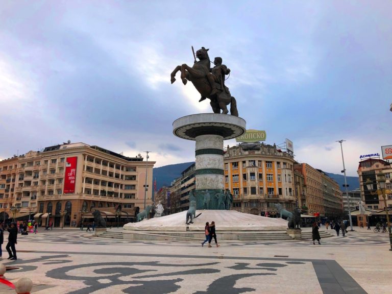この圧倒的な騎馬像は何だ。言わずと知れたアレクサンドロス大王だ。紀元前4世紀、マケドニア（現ギリシャ北部）から出てバルカン半島からインダス流域までの巨大帝国を築いた英雄。そしてここはそれにあやかる北マケドニア共和国の首都スコピエだ。高さ22メートルに及ぶこの銅像は、この国の人々がどれだけアレクサンドロス大王を誇りとし入れ込んでいるかを十分に語る