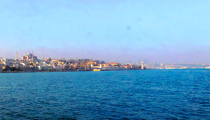 ボスポラス海峡からのイスタンブール。左端にビザンツ時代以来の大聖堂・モスクのアヤソフィア