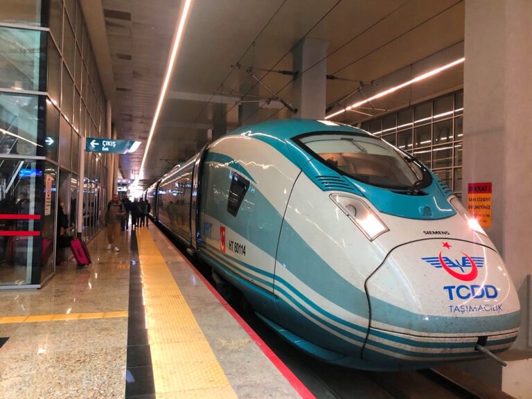 アンカラ駅に停まった高速鉄道列車。営業最高時速250キロ。トルコの高速鉄道は現在総延長1380キロで、将来的には4000キロまで伸ばす計画。これが西からのシルクロードの一部に組み込まれていく