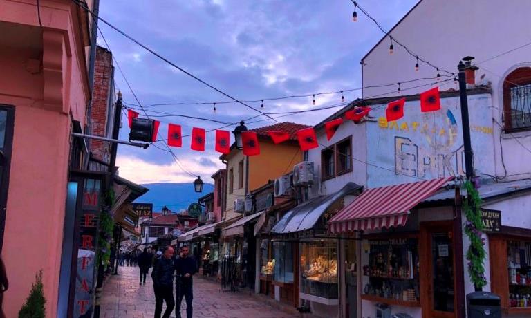 何と旧市街入口にアルバニアの国旗（赤地に双頭の鷲）をたなびかせている。このようなものを隣国北マケドニアで大っぴらにたなびかせていいものか。私としては胸がさわぐ