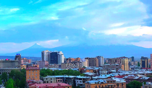 アルメニアの首都エレバンから見たアララト山（5,137m）。雲に隠れた右側 @岡部一明