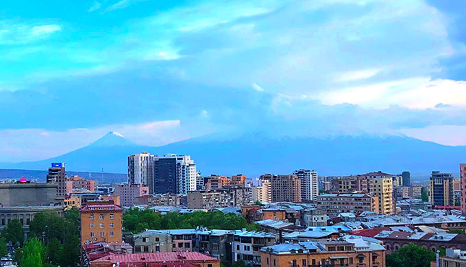アルメニアの首都エレバンから見たアララト山（5,137m）。雲に隠れた右側 @岡部一明