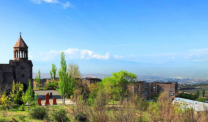 エレバンの宿近く、St. Sargisアルメニア教会付近から見たアララト山。辛うじて山頂付近が見える @岡部一明