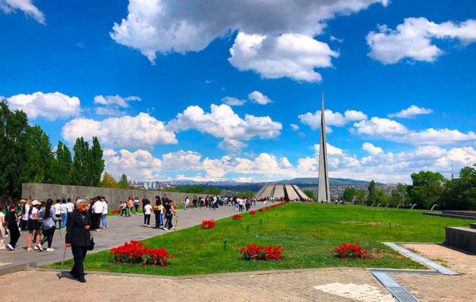 アルメニア人ジェノサイドの記念碑。アララト山が見える首都西部ツィツェルナカベルトの丘に1967年に設置された @岡部一明