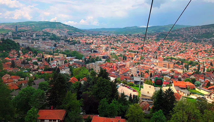 ボスニア・ヘルツェゴビナの首都サラエボ（人口42万） ©岡部一明