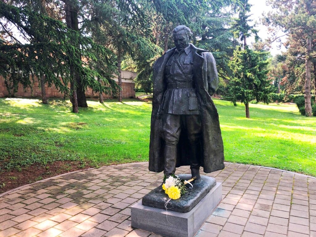 ユーゴスラビア博物館（ベオグラード）のチトーの銅像には花が手向けられていた。ヨシップ・ブロズ・チトー （1892年 – 1980年）は元ユーゴスラビア社会主義連邦共和国大統領で、建国のときからこの多民族国家をまとめてきた