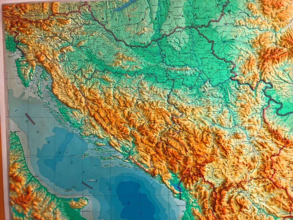 ユーゴスラビアの地図が掲げてあった。バルカンの山の多い地形がよくわかる。その中で多数民族の住む北部セルビアは、ドナウのつくる平野に恵まれていることがわかる