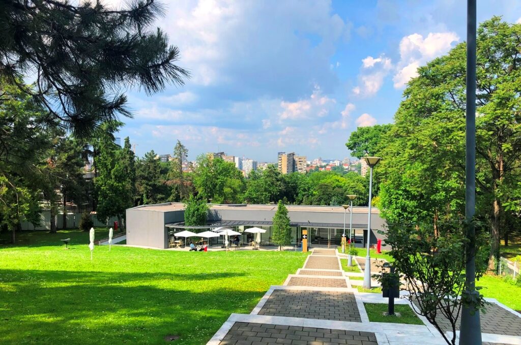 高台の緑の公園にユーゴスラビア博物館はある。遠方にベオグラードの街が見渡せる