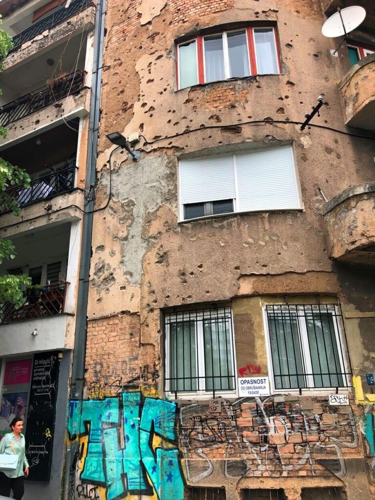 多くの建物は修復され、きれいになっているが、一般のアパートなどでは、戦争の傷跡がそのまま残っている。狙撃されて穴の開いた壁を街の至る所で見る ©岡部一明
