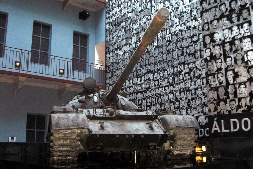 博物館に入ると中央に戦車が展示され、そのまわりに、ブダペストで共産主義の犠牲になった人たちの写真が並べられている。周りの部屋に各種展示がある。Photo: drcw, Wikimedia Commons, CC BY 2.0