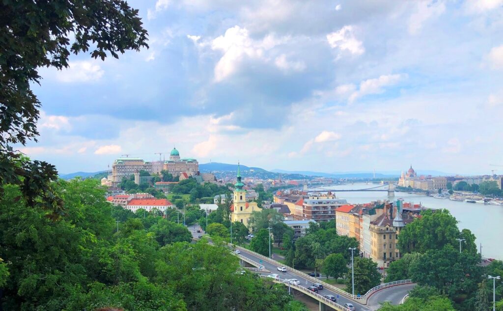 ブルガリアの首都ブダペスト（人口180万、都市圏300万）。ドナウ川が流れ、水上交通の要衝として発展してきた。西岸ブダ側に中世ハンガリー王国時代からの王宮があり（写真左）、東岸ペストには国会議事堂が見える（写真右）。ブダペストは「ドナウの女王」と呼ばれる ©岡部一明