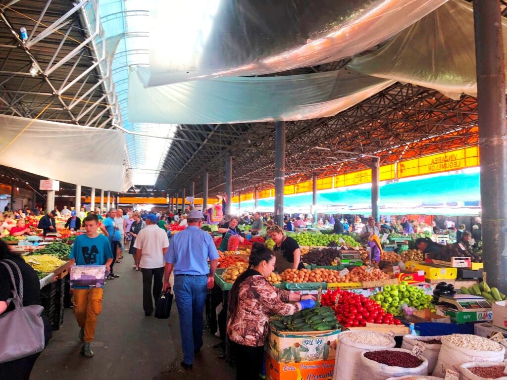 中央市場。ブカレストからのバスが着く中央バスターミナル付近が市場地帯になっている © 岡部一明