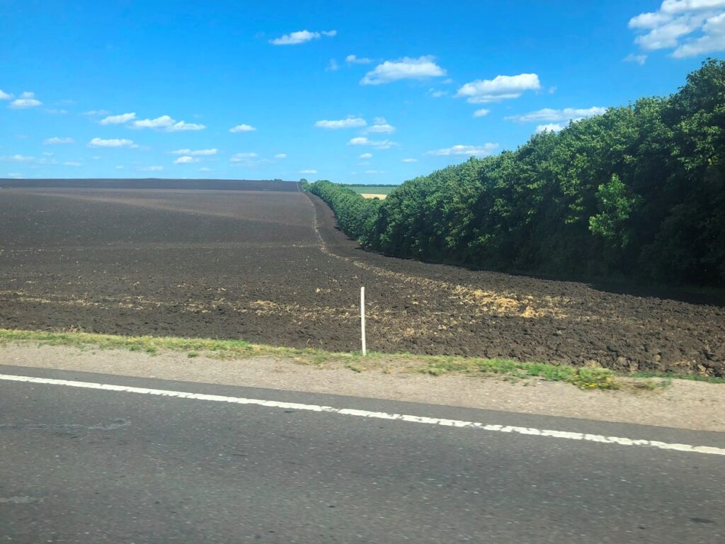 ウクライナの黒土地帯もすでに始まっているようだった。黒土（チェルノーゼム）は、腐植土が分厚く堆積した肥沃な土壌で「土の皇帝｣とも呼ばれる。黒海北岸から中央アジアにかけて多く分布。ウクライナの高い穀物生産を可能にしている © 岡部一明