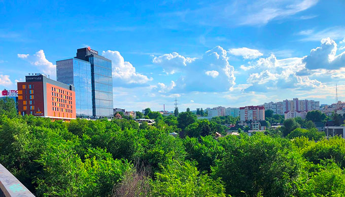 モルドバの首都キシナウには緑が多い（人口70万）© 岡部一明