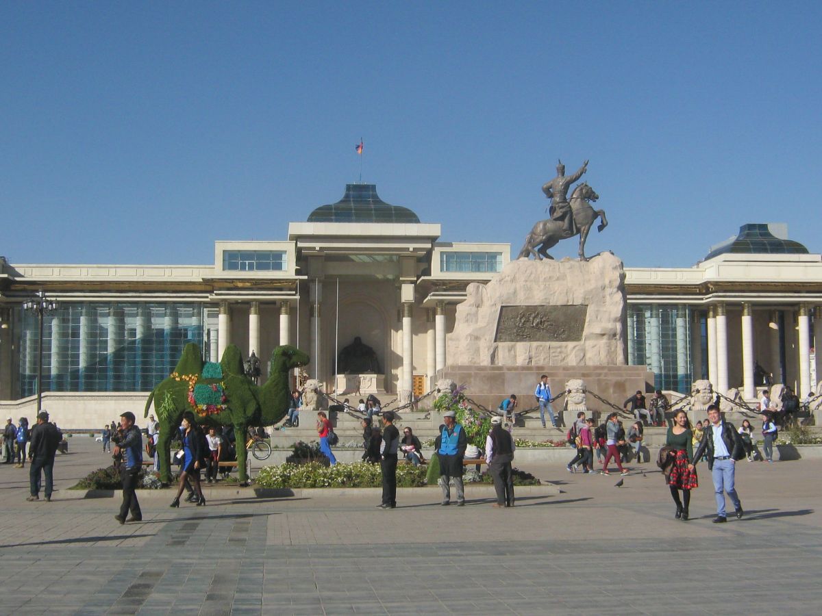 モンゴル・ウランバートル市のスフバートル広場