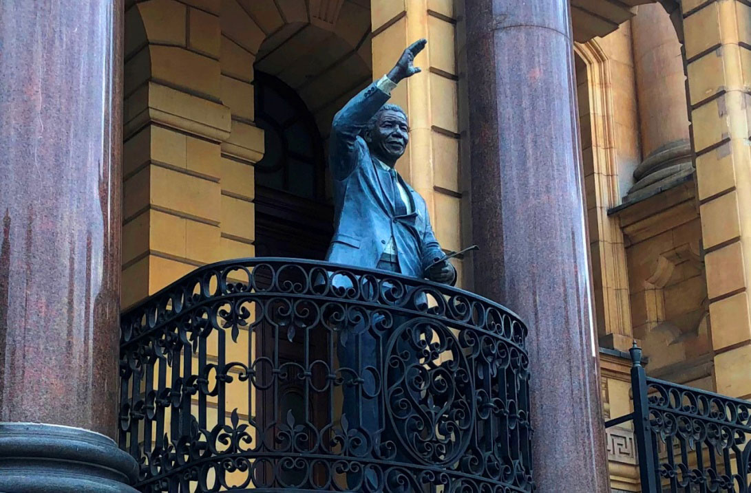 ネルソン・マンデラの銅像