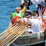 2012年8月、祝島の伝統神事「神舞」で太鼓をたたく清水さん