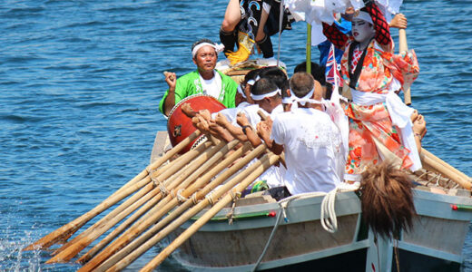 2012年8月、祝島の伝統神事「神舞」で太鼓をたたく清水さん