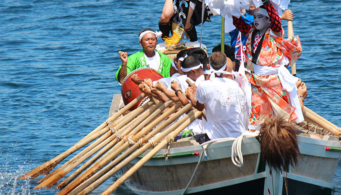 2012年8月、祝島の伝統神事「神舞」で太鼓をたたく清水さん