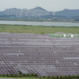 展望台から撮影したソラシド太陽光発電所 © 井田 均