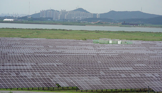 展望台から撮影したソラシド太陽光発電所 © 井田 均