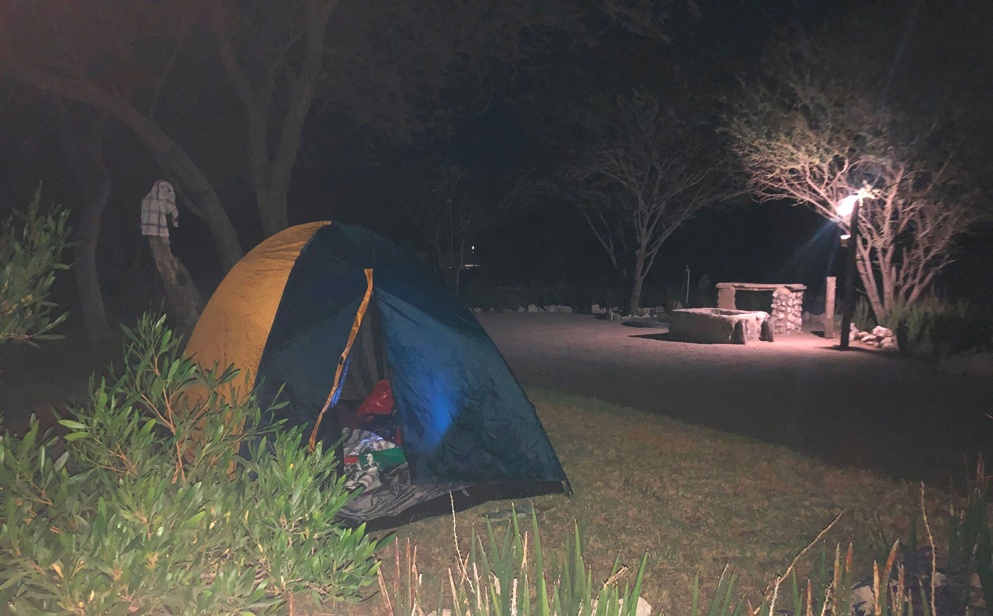 夜のキャンプ場は、他に客がおらず静かだが、妖気が漂う。近くの炊事場には電源もあってパソコン仕事ができる © 岡部一明