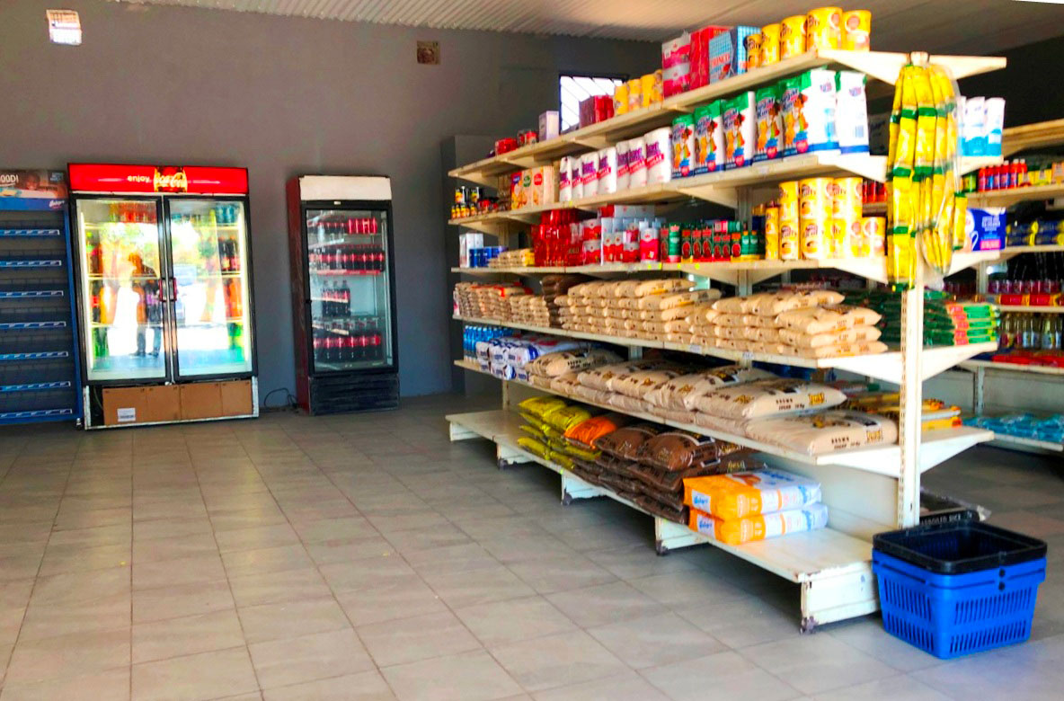 これは、別の店だが、店舗内の様子。乾物が多い © 岡部一明