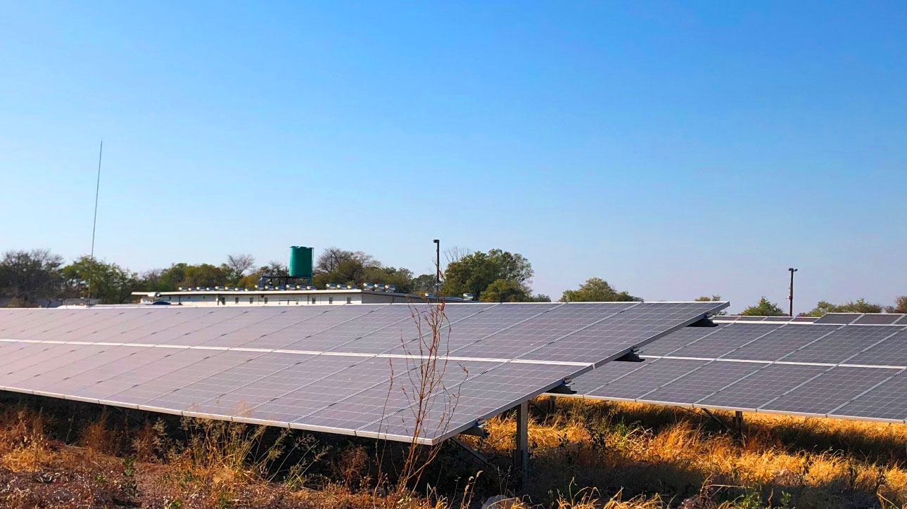 村の南部にある太陽光発電所。宿に近かった © 岡部一明