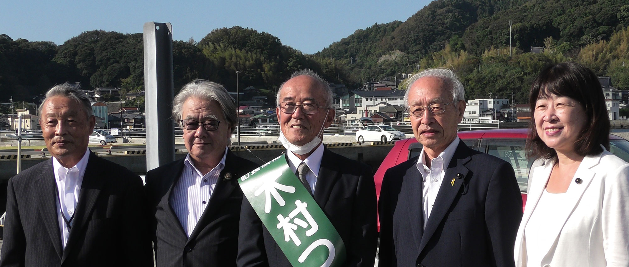2022年秋、上関町長選の告示日に駆けつけた戸倉多香子さん＝右端©山秋真