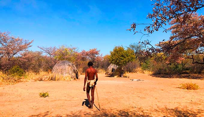 遠隔の村にあるサン族屋外博物館 © 岡部一明
