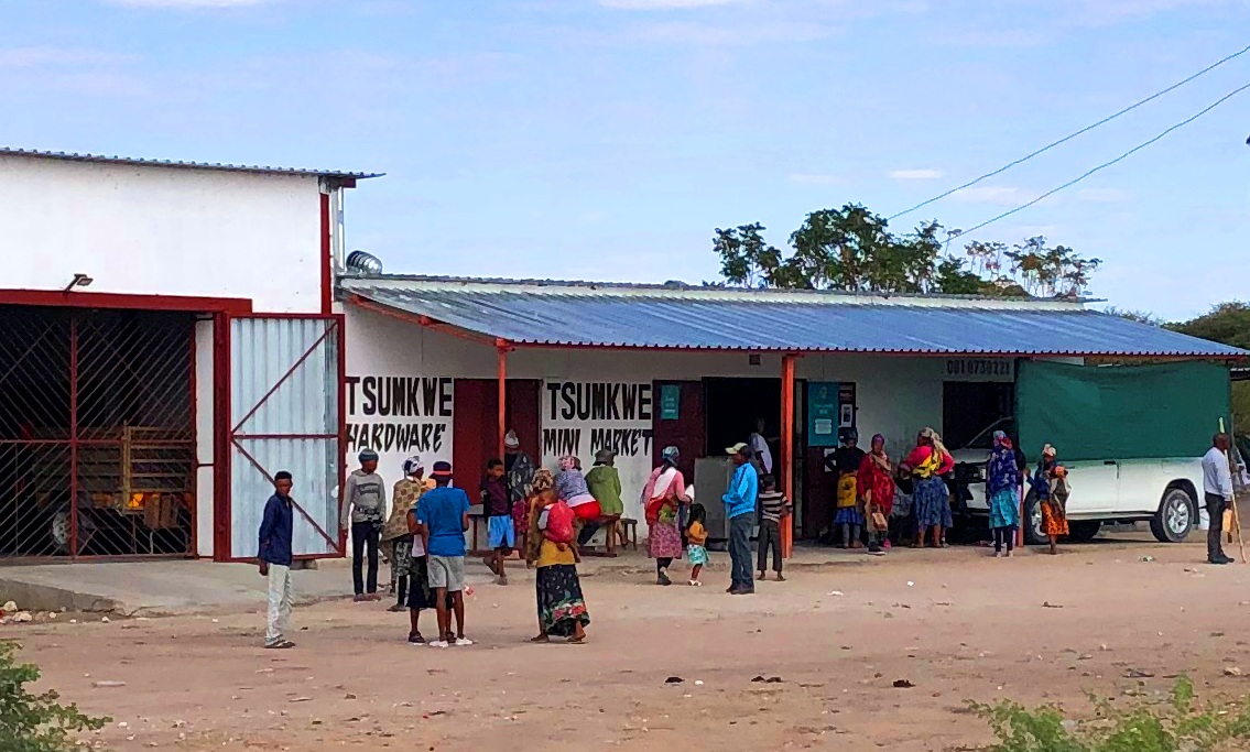 ツムクェ村最大のスーパー「ツムクェ・ミニマーケット」。周囲に村人が集まり交流の場になる