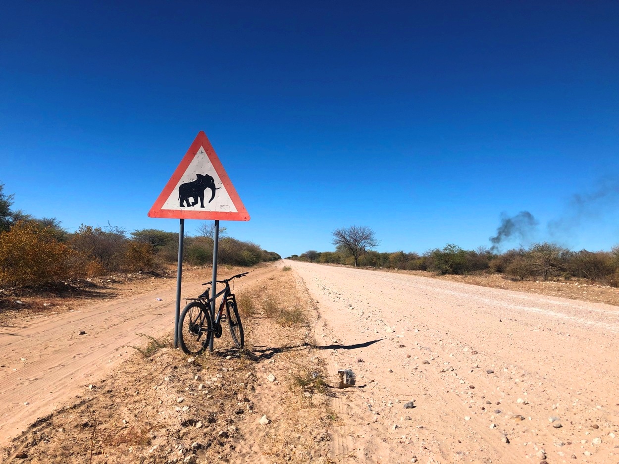 日本には絶対ない警告標識。試乗でこんな道(C44号線)をボツワナ方向へ