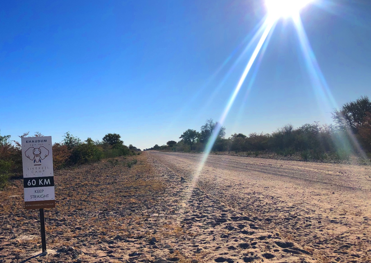 村を出てすぐこんな標識があった。カウダム国立公園内のシケレティ・キャンプ場まで60キロ。ナミビアに12カ所ある国立公園の一つ、カラハリ砂漠周囲の野生動物が豊富な自然保護地域だ。リビング博物館は、そこに行く途中にある