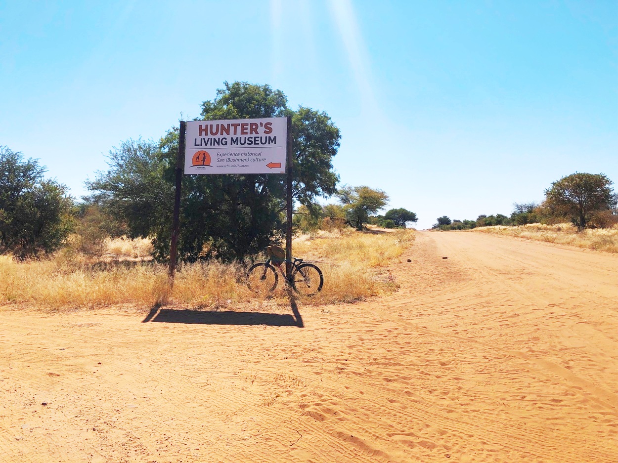 23キロを4時間半かかってやっとリビング博物館の入り口に到着。この周辺にカホバ(//Xa/hoba)の村があり、その村人たちがこのリビング博物館を立ち上げたようだ。この入り口から左に500メートル入ったところに同博物館がある