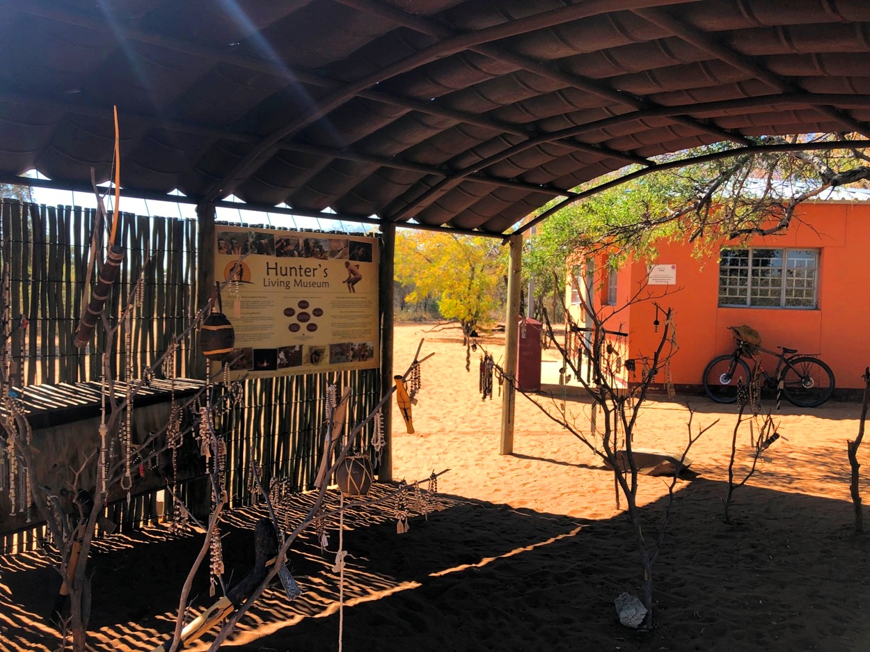 リビング博物館入り口付近の土産物店。村人のつくった素朴な民芸品が並んでいる。売り上げはその製作者に行くそうだ