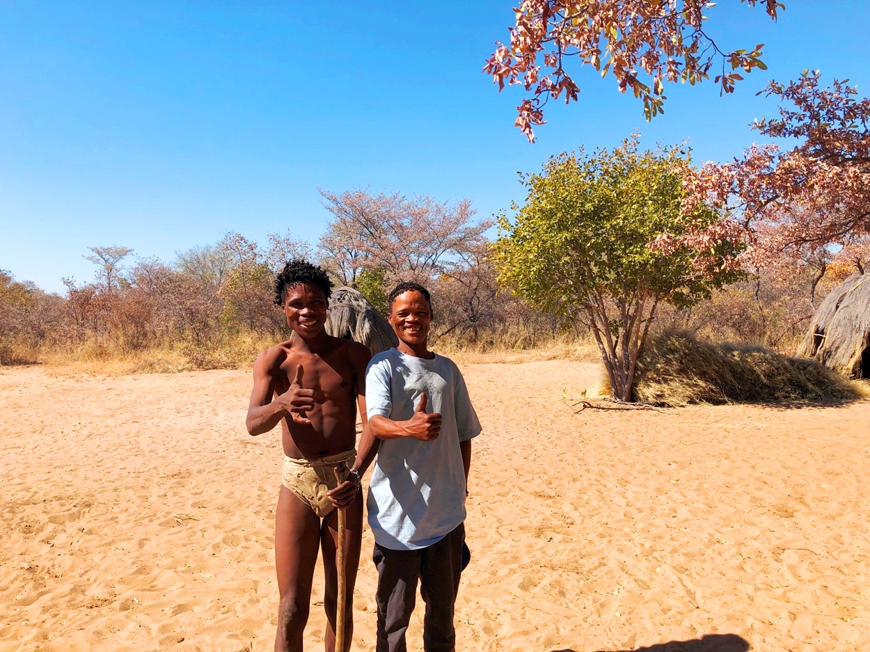 エーイ、僕らはブッシュに棲む誇り高きサン族だぞ。通訳のキャオ君(右)とダム君