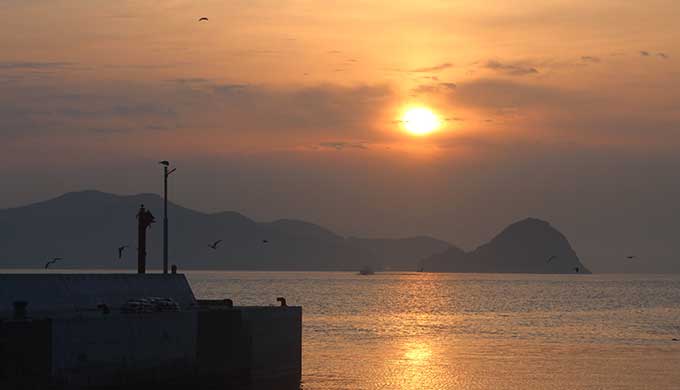 祝島から上関の原発さらに核ゴミ中間貯蔵施設の予定地をのぞむ ©山秋真