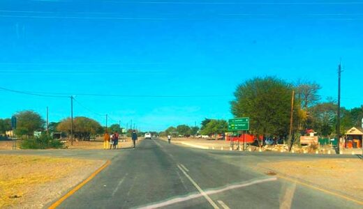 多くのサン族が住むツムクェ村の中心部 © 岡部一明