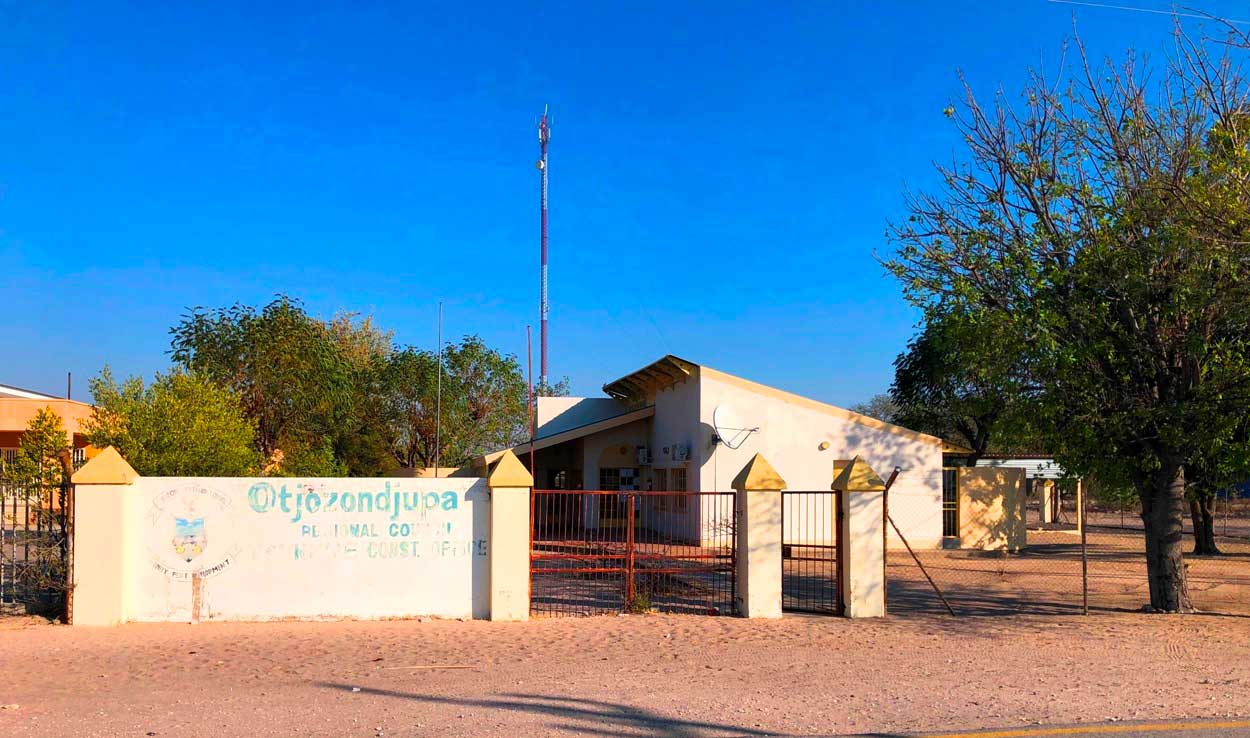 ツムクェ村にあるオチョソンデュパ州ツムクェ地区政庁。壁の表示は劣化しているが、「Otjozondjupa Regional Council Tsumkwe Const. Office」(直訳すると、「オチョソンデュパ地方評議会ツムクェ選挙区事務所」)と書いてある © 岡部一明
