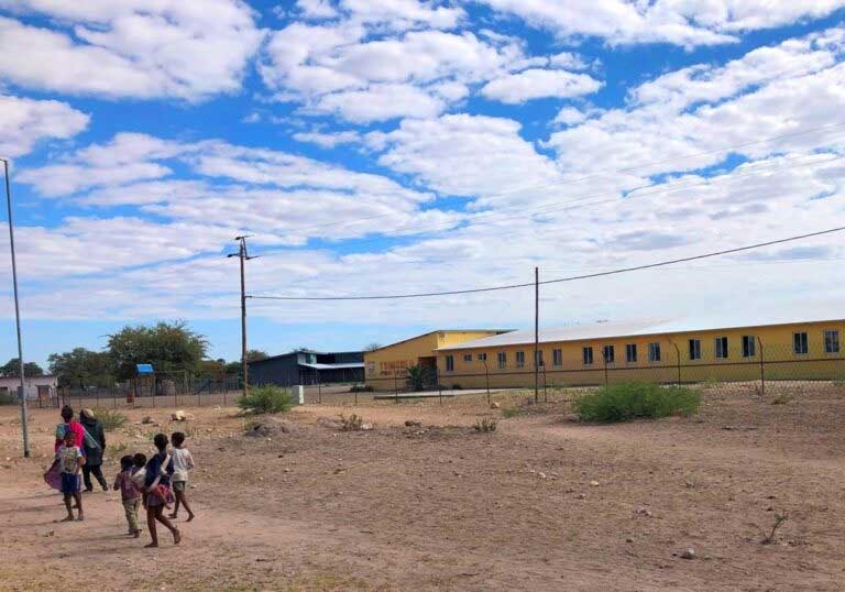 ツムクェの小学校。最初の3年間、民族語での教育が行われている © 岡部一明