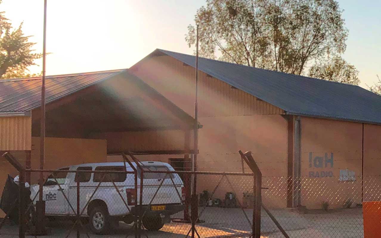 ツムクェにはナミビア放送協会（NBC）のラジオ放送局があり、「!aHラジオ」というサン族向けのジュホアン語など3語による放送を流している。ネットでも聞ける © 岡部一明