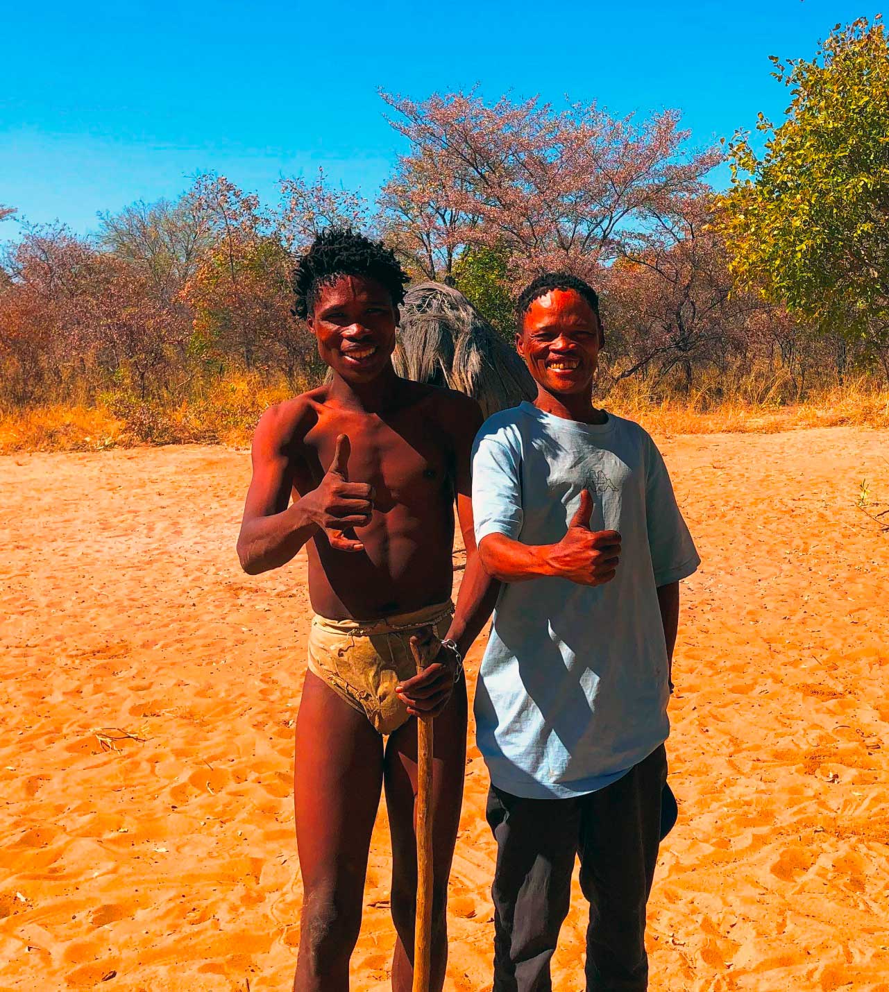 サン族のリビング博物館を運営するキャオ君(右)とダム君 © 岡部一明