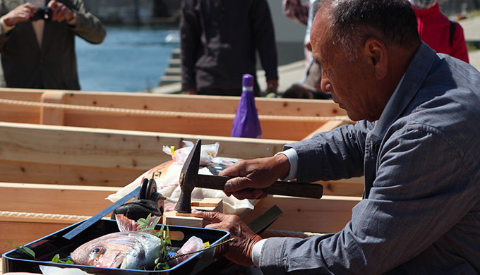 舟おろしでフナダマ様の蓋を閉じる棟梁 ©山秋真