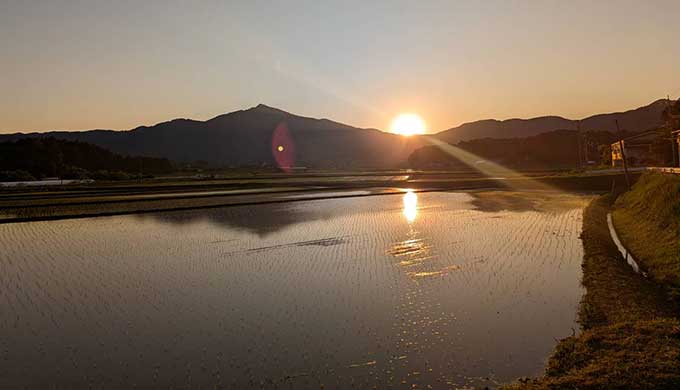 夕暮れ時の筑波山 © 早川幸子