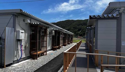 珠洲市内における仮設住宅の一例 © 山秋真