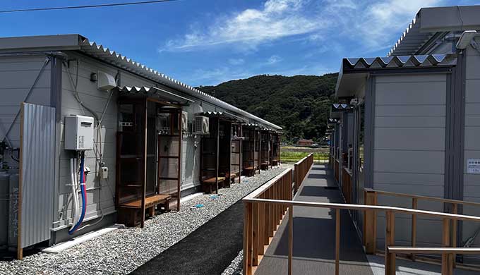 珠洲市内における仮設住宅の一例 © 山秋真