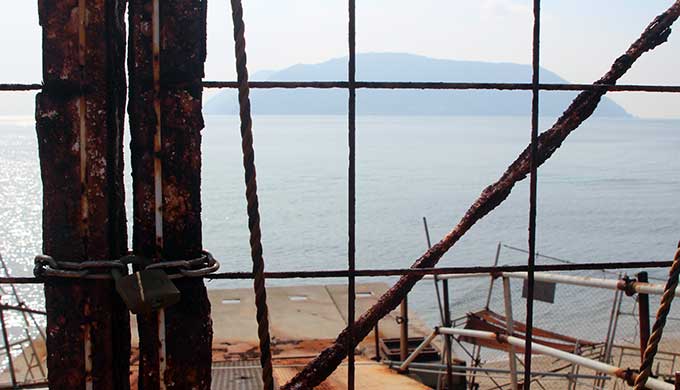 上関原発の建設予定地・田ノ浦に設置された（ままの）工事用仮桟橋ごしに、対岸の祝島をのぞむ © 山秋真