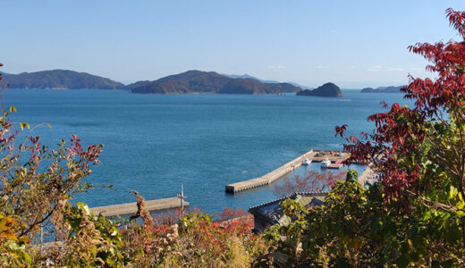 祝島からのぞむ対岸の長島（上関町）© 山秋真
